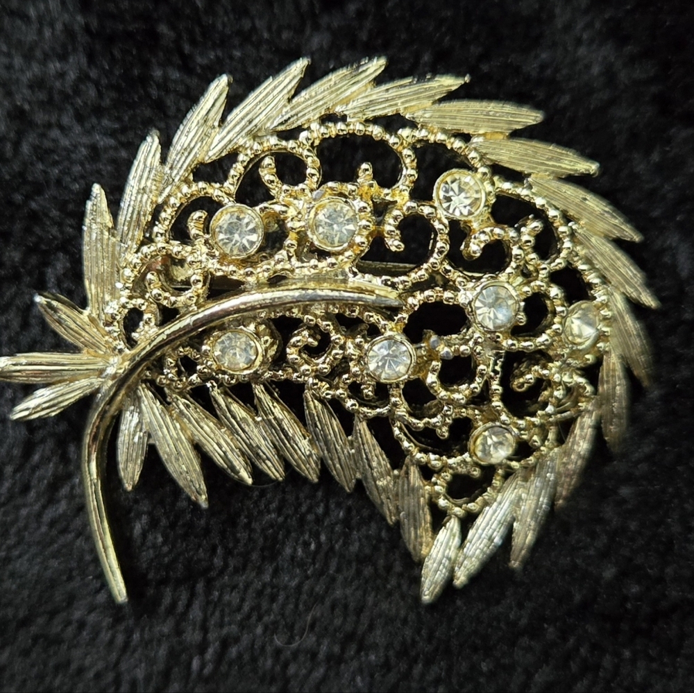 Gold Tone Feather or Leaf Brooch with Crystals - Vintage Unbranded - Approx 2"